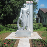 Памятник на территории СДК.