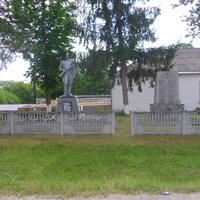 Памятник освободителям села и обелиск односельчанам погибших на войне.