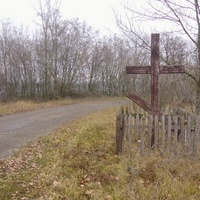 Крест у дороги перед селом.