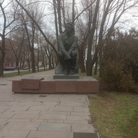 Памятник писателю Максиму Горькому .