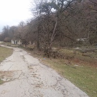 На территории бывшей зоны отдыха Ак-Суу у санатория "Кавказ" около 3-го посёлка (микрорайона) села Белая Речка