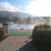 На территории санатория "Долина нарзанов". Открытый бассейн с азотно-термальной водой горячего минерального источника с температурой 36°С .