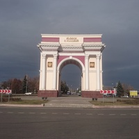Триумфальная арка "Навеки с Россией" (мемориальная арка Дружбы) в честь 450-летия заключения союза между Кабардой и Россией