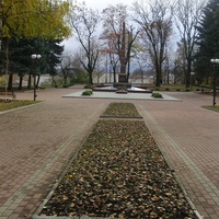 Мемориал «Вечный огонь славы» в Атажукинском саду. Под обелиском - братская могила советских солдат, героически погибших в Великой Отечественной войне