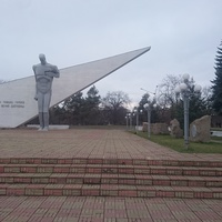 В сквере Ореховая Роща. Памятник комсомольцам, погибшим в Великой Отечественной войне.