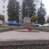 Скульптура Тимбора Мальбахова в сквере Дома Правительства на пересечении проспекта Ленина и улицы Головко