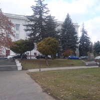 Дом Правительства со сквером со стороны улицы Головко