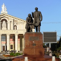 Памятник Черепановым на Театральной площади