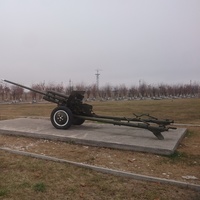 На территории Мемориала памяти и славы в Насыр-Кортском административном округе Назрани. Противотанковая пушка ЗИС-2 образца 1941г.