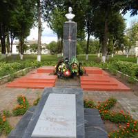 Могила и памятник Герою Советского Союза Ю.В.Смирнову