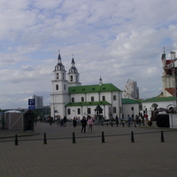 В микрорайоне "Верхний город" Минска. На площади перед Свято-Духовым кафедральным Собором