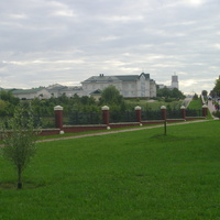 Ограждённая территория Лошицкого усадебно-паркового комплекса в районе улицы Маяковской