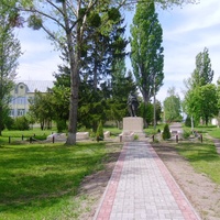 Аллея к памятнику освободителей села и воинов односельчан не вернувшихся с войны.