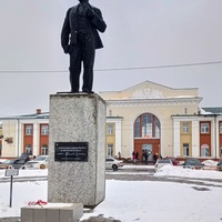 памятник Ленину на вокзале в г. Котлас