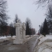 Монумент основателям города. 2 мужские и 3 женские фигуры, облаченные в стародавние русские одеяния - символизируют отрасли производства и пять сел, которые объединил Павловский Посад.