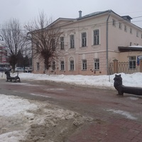 Скульптуры - скамейки на Площади Революции у дома Широкова