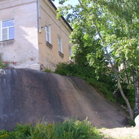 Дом на скале на углу между улицами Водной заставы и Прогонной