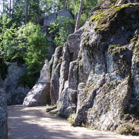 Каменное ущелье Святого Николая со статуей Вяйнямёйнена в скальном пейзажном парке "Монрепо"