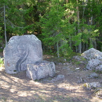 Камни в районе "Края света" в лесопарковой зоне скального пейзажного парка "Монрепо"