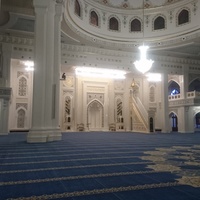 В молитвенном зале внутри мечети Мечети «Гордость мусульман» имени Пророка Мухаммада