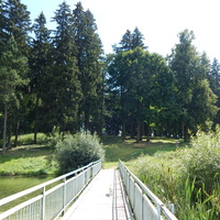 Мостик через ручей Воронец, ведущий к парку "Межево"