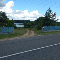 За грунтовой дорогой виднеется озеро Селява
