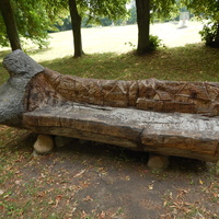 Оригинальная скамейка в форме дикой свиньи (во дворе музея)