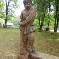 Деревянная скульптура (во дворе музея)