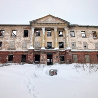 здание Воркутинской геофизической экспедиции в бывшем жилом микрорайоне Рудник в Воркуте.