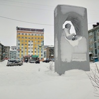 Памятник Чернову А. А. напротив здания Полярноуралгеологии в Воркуте.