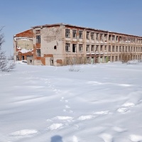 разрушенное здание средней школы №11 в пос. Комсомольский.
