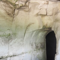 Входная дверь  в пещеры