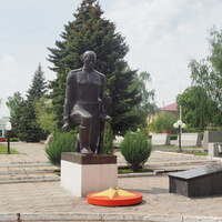 Памятник советскому солдату в Центральном парке Павловска