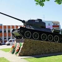 Танк Т-34-85 - памятник воинам 3-го Гвардейского сталинградского механизированного корпуса, освободившим Молодечненский район от немецко-фашистских захватчиков