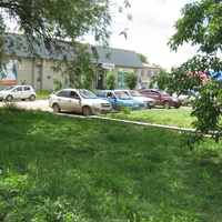 Зелёные лужайки в центральной части  у здания Сбербанка.