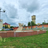 Памятник Петуху в сквере на ул. Маяковского