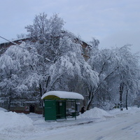 Автобусная остановка и дом №20 по ул. Энергетиков