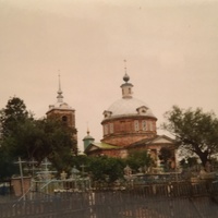 Храм Трёх Святителей у кладбища. В стадии возрождения 1994г.
