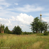 Троицкая церковь и руины церкви  Михаила Архангела (слева)