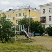 Детская площадка на улице Серова