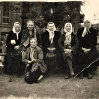 Группа пожилых женщин ,примерно конец шестидесятых начало семидесятых 20 века .Деревня Николаевка