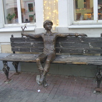 Скульптура мальчика с рогаткой около дома №15 по ул. Большая Московская. Автор - скульптор Михаил Блинов
