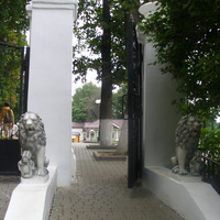Скульптуры львов у входных ворот в Патриарший сад на Спасском холме