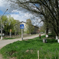 Вид на пристройку к СШ-8 и участок автодороги, ведущей на выезд из села в направлении г.Благодарного.