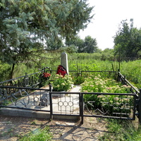Братская могила воинов, павших в боях лета 1942 года на земле частного домовладения по адресу ул Московская, 58
