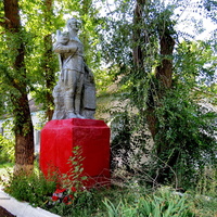 Братская могила воинов ВОВ, памятник павшим воинам.
