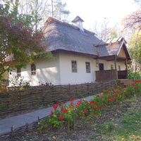 Воссозданная в 1991 году Тарасова светлица , первый народный музей Кобзаря.Территория Шевченковского национального заповедника.