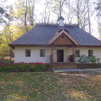 Воссозданная в 1991 году Тарасова светлица , первый народный музей Кобзаря.Территория Шевченковского национального заповедника.