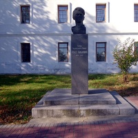 Памятник Олегу Кошевому.