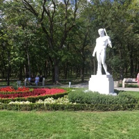 Скульптура Аполлона, олицетворяющий красоту. перед Верхними (Николаевскими) минеральными ваннами в Курортном парке